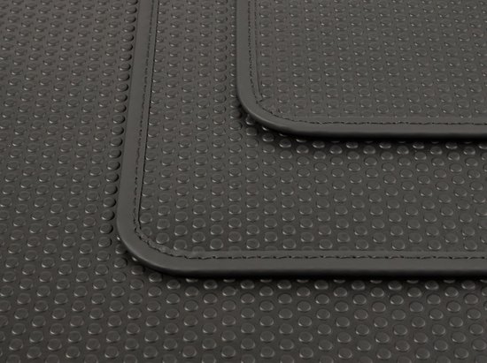 Tapis de sol de voiture noirs avec motif texturé, bords reliés et surpiqûres.