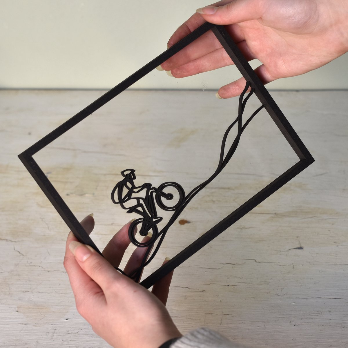 Houten lijstje – Floating Frames – Fietser op berg