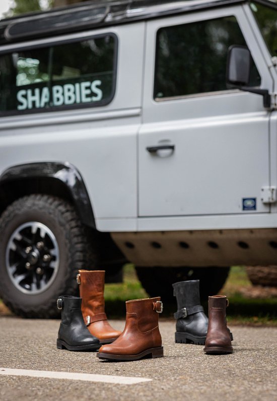 Vijf Shabbies Amsterdam laarzen in zwart, cognac en donkergrijs, voor een terreinwagen.