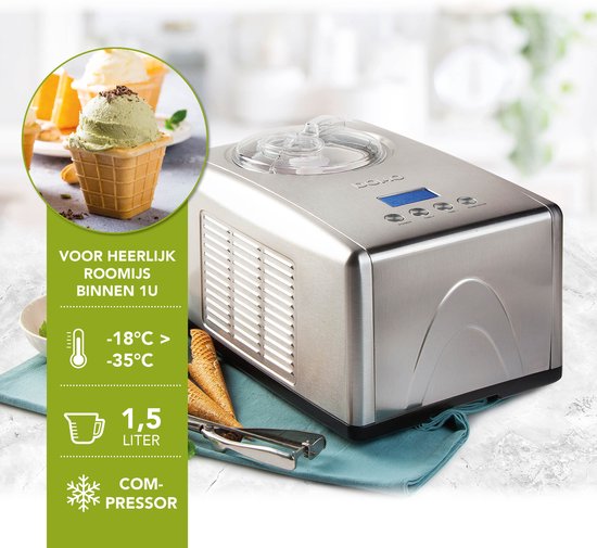 Zilverkleurige ijsmachine met transparant deksel, ijshoorntjes en een kom met ijs. Groene tekst geeft aan "VOOR HEERLIJK ROOMIJS BINNEN 1U", "-18°C > -35°C", "1,5 LITER" en "COMPRESSOR".