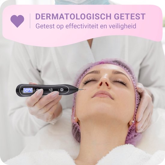 Een vrouw met gesloten ogen krijgt een behandeling op haar gezicht met een zwarte laser plasmabehandelingspen, uitgevoerd door een professional met handschoenen.