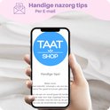 Een hand houdt een smartphone met het "TAAT SHOP" logo en tekst met handige tips op het scherm.