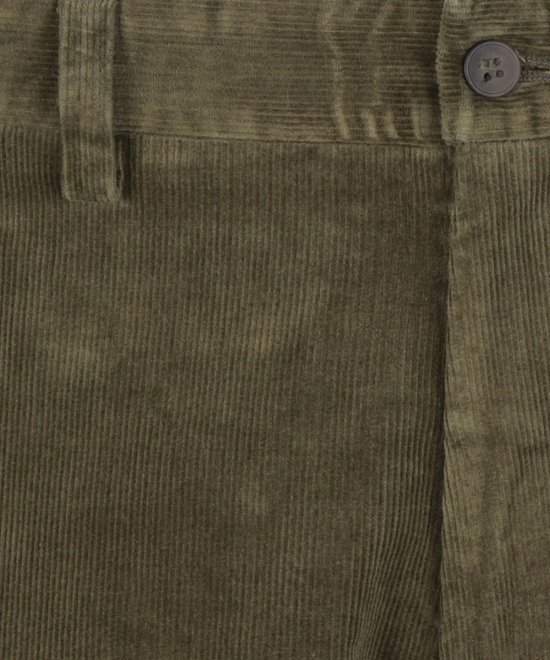Detail van de tailleband van een olijfgroene corduroy broek, met riemlus en knoopsluiting.