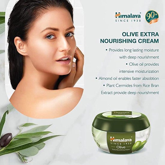 Vrouw met stralende huid naast een pot Himalaya Olive Extra Nourishing Cream met olijfolie.