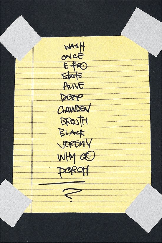 Gedetailleerde afbeelding van een gele notitie, geplakt met tape, met een handgeschreven lijst van liedjes: "WASH", "ONCE", "E-PRO", "STATE", "ALIVE", "DEEP", "GARDEN", "BREATH", "BLACK", "JEREMY", "WHY GO", "PORCH", en een vraagteken.