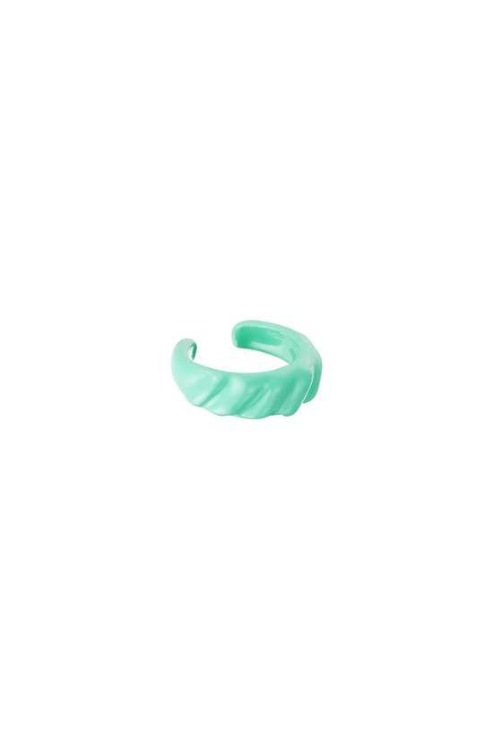 Lichtgroene earcuff met diagonale ribbels.