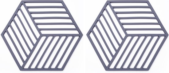 Twee grijze siliconen pannenonderzetters in honingraatvorm met lijnenpatroon, naast elkaar.