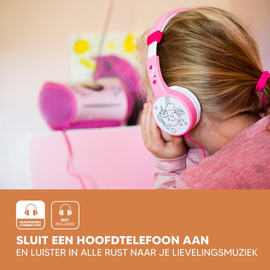 Roze Lenco radio CD-speler, aangesloten op koptelefoon door een kind.