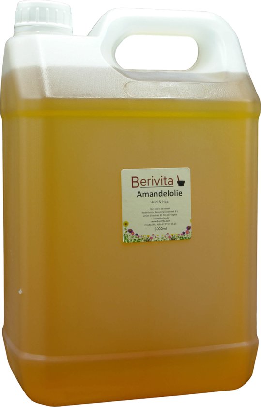 Een grote kunststof jerrycan gevuld met heldere, goudkleurige amandelolie. Het etiket vermeldt 'Berivita Amandelolie Huid & Haar 5000ml'.