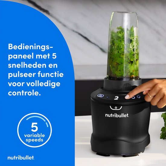 Gebruiker drukt op de knop van de zwarte Nutribullet blender.