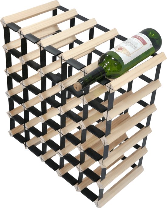 Houten wijnrek met 30 vakken, één groene fles wijn ligt op het rek.