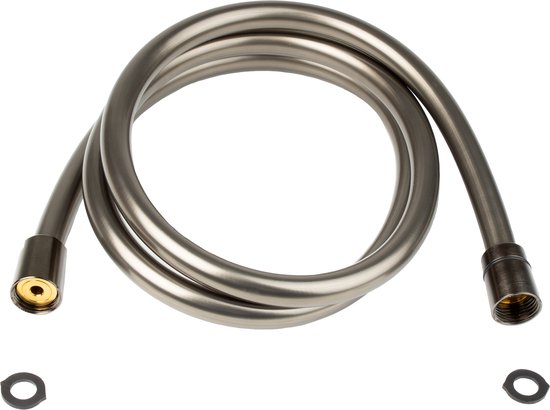 Een gunmetal douchekop slang met twee schroefconnectoren en twee ringen, tegen een zwarte achtergrond.