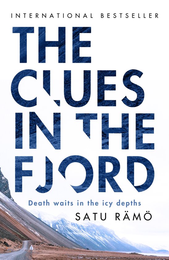 Couverture de livre avec le titre "THE CLUES IN THE FJORD" en lettres bleues. Sous le titre se trouve "Death waits in the icy depths" et le nom "SATU RÄMÖ". L'arrière-plan est un paysage de montagne enneigé avec une route.