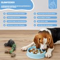 Een beagle hond eet uit een blauwe slowfeeder voerbak naast een touw speeltje.