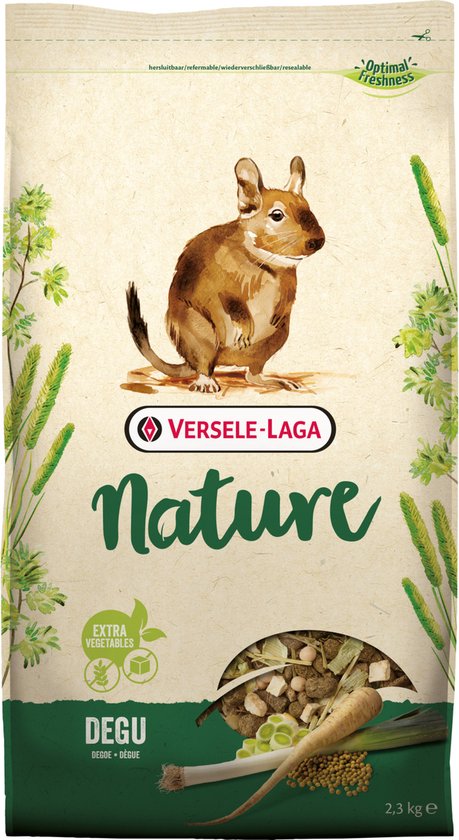 Zak Versele-Laga Nature Degu voer met graan, wortel en prei. Een kleine Degu zit bovenop.
