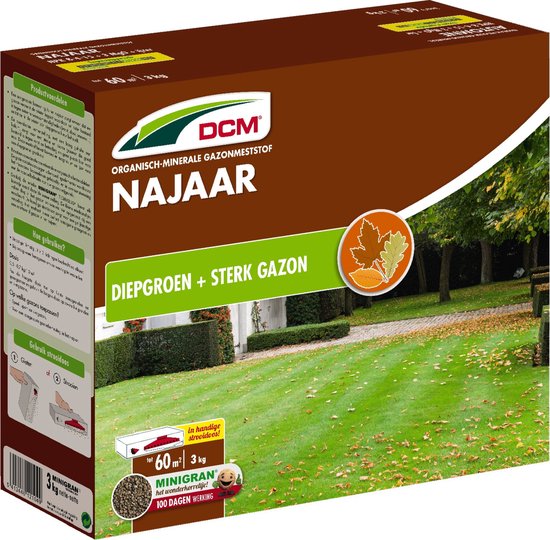 Bruine kartonnen verpakking van DCM gazonmeststof voor de herfst, 'DIEPGROEN + STERK GAZON'. Bevat instructies, dosering en een afbeelding van een gazon met huis op de achtergrond.