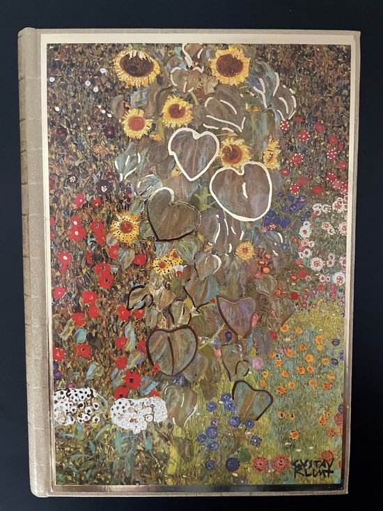 Hardcover notitieboek met schilderij 'Boerderijtuin met Zonnebloemen' van Gustav Klimt in goudkleurige kaft.