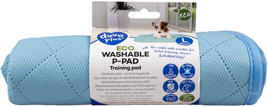 Opgerolde lichtblauwe 'Eco Washable P-Pad' trainingsmat, maat L, met verpakking waarop een hond staat.
