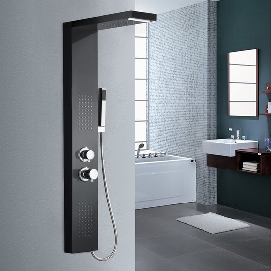 Zwart douchepaneel met regendouche, handdouche en massagestralen, naast een badkuip in een stijlvolle badkamer.