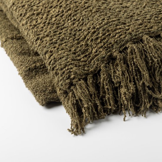 Olijfgroene plaid met franjes, gemaakt van een getextureerd materiaal dat doet denken aan teddy.