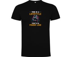 Zwart T-Shirt met Kleurrijke print “ This is a lifestyle there is no Finish line – Bodybuilden – Vrouw - Sport – Zet Door – Niet opgeven “ Print Full Color Maat L