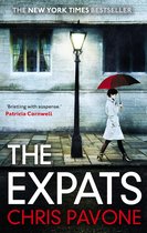 Boekcover met tekst 'THE EXPATS CHRIS PAVONE'. Een vrouw met rode paraplu loopt in de regen.