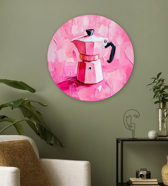 Roze koffiezetapparaat, geschilderd in dikke roze verfstreken, hangend aan een muur.