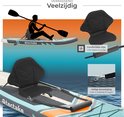 Silhouet van een persoon die kajakt op een supboard, met een verwijderbaar zitje.