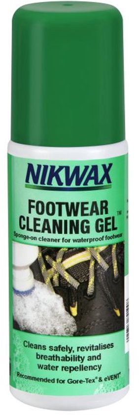 Groene Nikwax Footwear Cleaning Gel fles met afbeelding van schoenen en schuim.