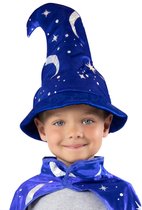 Jongen met blauwe tovenaarsmantel en hoed, versierd met zilveren manen en sterren. Zachte blauwe fluwelen stof.