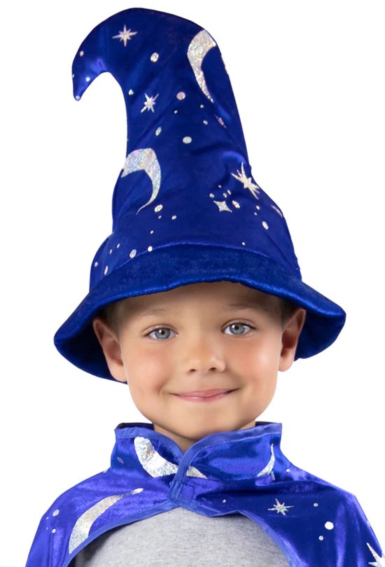 Jongen met blauwe tovenaarsmantel en hoed, versierd met zilveren manen en sterren. Zachte blauwe fluwelen stof.