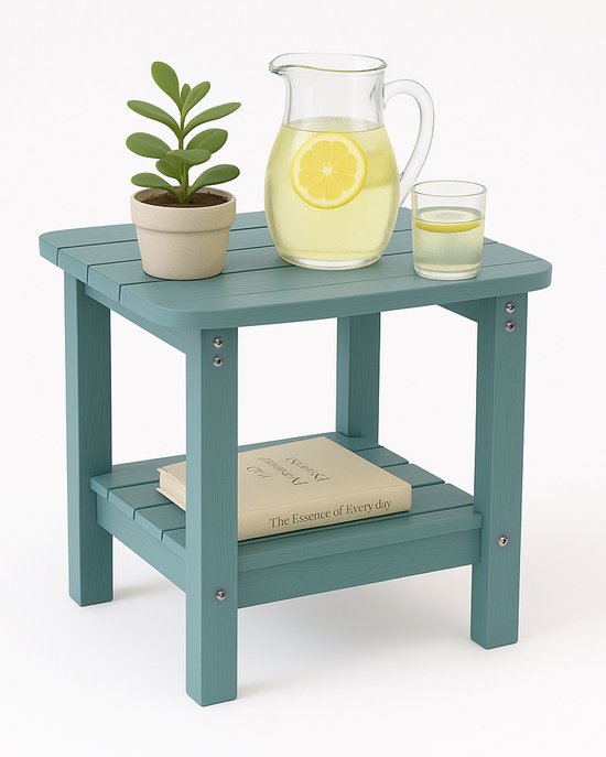 Turquoise Adirondack bijzettafel met een plantje, karaf limonade en glas op het bovenblad, en een boek op de legplank.