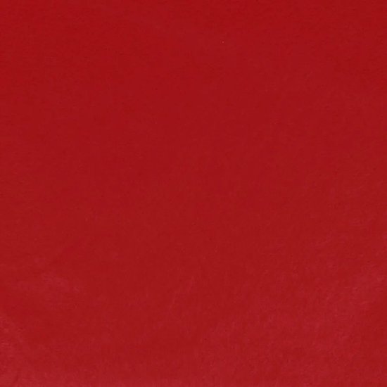 Een effen, glanzend rood viltlapje van 30cm x 20cm.