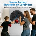 Een gezin lacht terwijl ze samen boksen op een zwart trainingsapparaat met hexagonaal design en blauwe lichten.