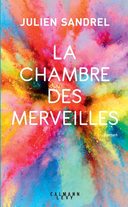 Boekomslag met titel 'LA CHAMBRE DES MERVEILLES' van JULIEN SANDREL tegen een explosie van gekleurd poeder.