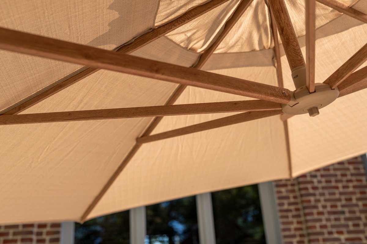 4 Seasons Outdoor Siesta Premium zweefparasol Ø350 cm - zand / houtlook frame