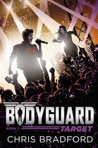 Boekcover van Bodyguard Target: een artiest met microfoon en een vrouw op een podium voor een juichende menigte.