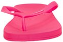 Roze Ipanema teenslipper met een golvend patroon op de voet.