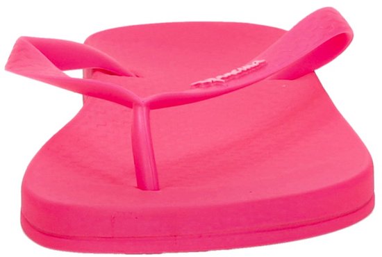 Roze Ipanema teenslipper met een golvend patroon op de voet.