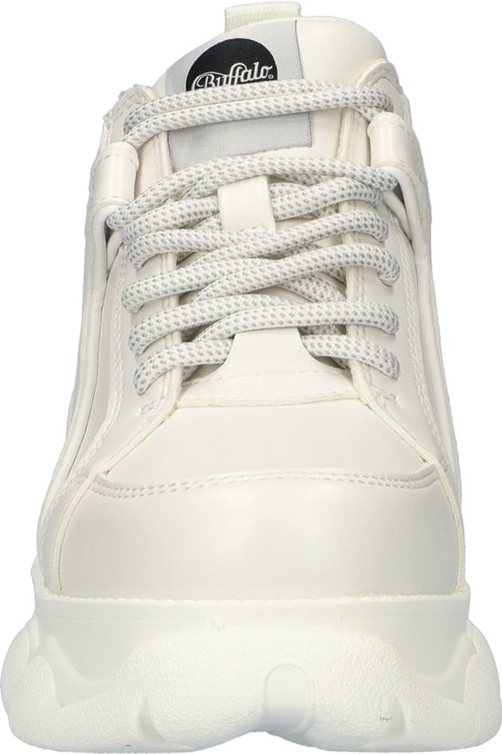 Vooraanzicht van een witte Buffalo sneaker met dikke zool en witte veters.