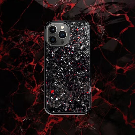 iPhone 14 Pro Max hoesje van zwart carbon fiber met rode accenten, glanzend, op donkere achtergrond.