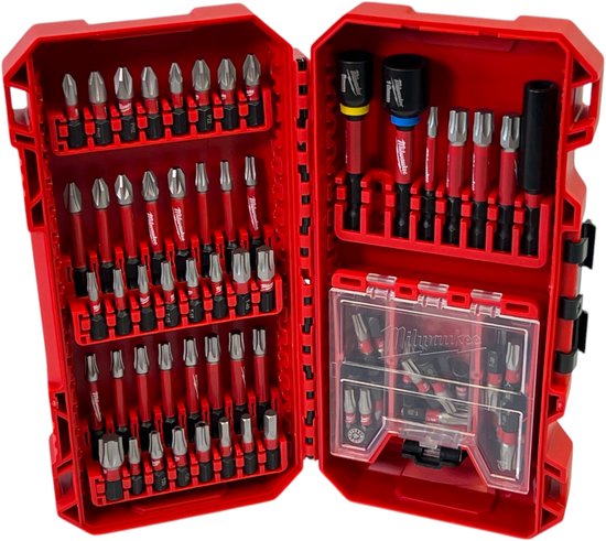 Open rode Milwaukee bitset koffer met diverse schroefbits en dopsleutels. Één kant heeft rijen met rode en zilverkleurige bits. De andere kant heeft gele, blauwe, rode en zwarte bits.