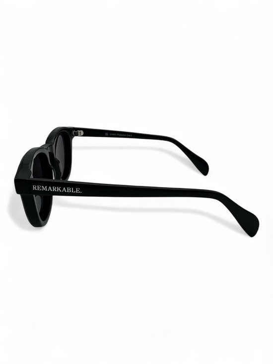 The Brand Remarkable - Zonnebril Unisex - Zonnebril Dames - Zonnebril Heren - Ronde Zonnebril - Zwart - UV400 - Luxe, Duurzame & Trendy Zonnebril - Designer Zonnebril - Mode Zonnebril 2025 - Inclusief Beschermhoes - Polariserend Look van The Brand Remarkable — afbeelding 3