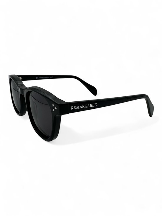 The Brand Remarkable - Zonnebril Unisex - Zonnebril Dames - Zonnebril Heren - Ronde Zonnebril - Zwart - UV400 - Luxe, Duurzame & Trendy Zonnebril - Designer Zonnebril - Mode Zonnebril 2025 - Inclusief Beschermhoes - Polariserend Look van The Brand Remarkable — afbeelding 2