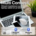 Witte draadloze PHREEZE muis op een houten tafel, naast een laptop, tablet en smartphone. Schematische weergave van 2.4G USB, Bluetooth 5.2 en Bluetooth 3.0 verbindingen. Tekst "Multi Connect".