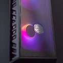 Zijkant van een computerkast met een Cooler Master logo, verlicht door de kleurrijke gloed van interne ventilatoren.