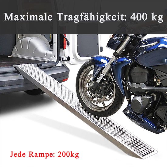 Metalen laadbrug met antislip profiel, een blauwe motor is er op aan het rijden. Maximale draagkracht 400kg.