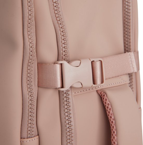 Detail van roze rugzak met gesp en ritssluiting.