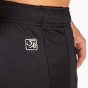 Zwarte trainingsbroek met een vierkant logo en zijkant van mesh.