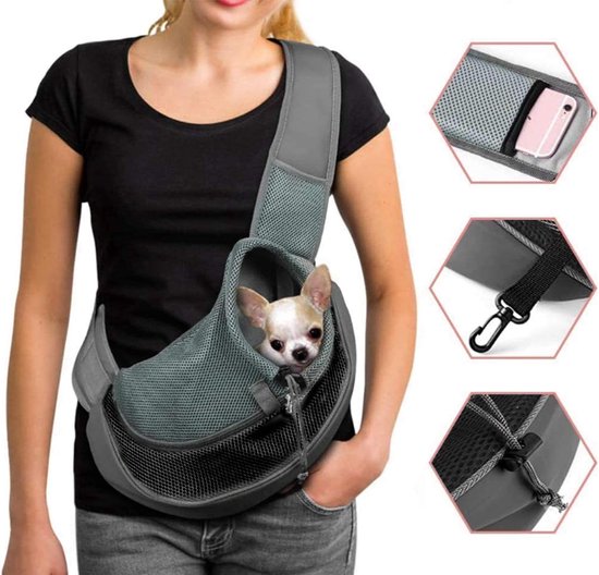 Een kleine hond draagt een chihuahua in een grijze draagzak met mesh voorvak en uitneembare telefoonhoes.